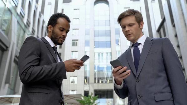 Coworkers Exchanging Contacts Smartphones Profitable Acquaintance Social App — Stock Photo, Image