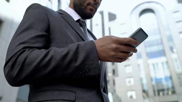 African American Man Pomocą Smartfona Dla Szybkiego Dostępu Informacji Technologii — Zdjęcie stockowe