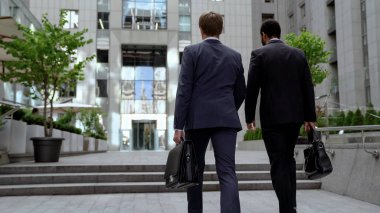 Bina, iş projesi, işbirliği tartışırken office yaklaşan iş arkadaşları