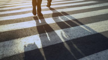 Zebra geçiş sokak aceleyle eve ofis merkezi rutin günden itibaren üzerinde insanlar