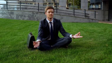 Yeşil çim, Doğa ve şehir gevşeme ile birlik üzerinde meditasyon çalışan