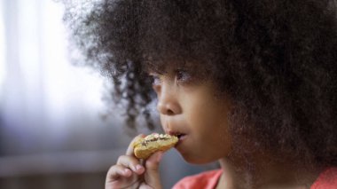 Küçük güzel melez kadın çocuk bisküvi çikolata, şeker hastaları tehlike ile yemek