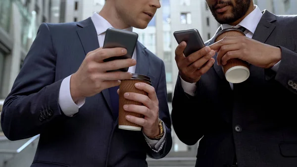 Colegas Discutindo Notícias Coffee Break Navegando Internet Smartphones — Fotografia de Stock