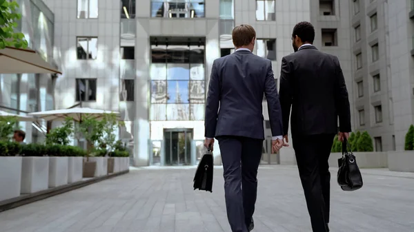 Два Мультирасовых Бизнесмена Идут Офисное Здание Обсуждают Взаимную Работу — стоковое фото