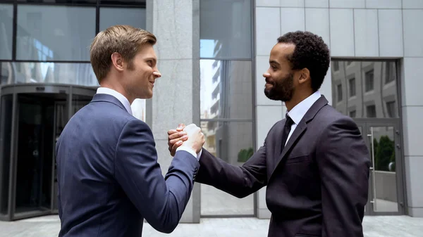 Multiraciale Partners Schudden Handen Succesvolle Deal Teamwork Bij Opstarten — Stockfoto