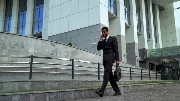 Afro Amerikaanse Zakenman Praten Telefoon Benadrukt Overwerkt Termijn — Stockfoto