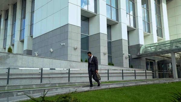 Mulato Trabajador Que Sale Del Centro Oficina Después Largo Día — Foto de Stock