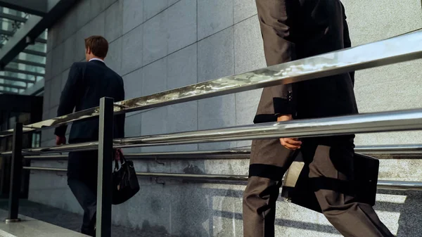 Jóvenes Empresarios Que Van Edificio Oficinas Gente Negocios Carrera Edificio — Foto de Stock