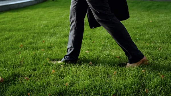 Jovem Sexo Masculino Terno Formal Andando Descalço Grama Verde Relaxando — Fotografia de Stock