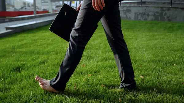 Biznesmen Chodzenie Boso Zielonej Trawie Pobliżu Centrum Office Relaks — Zdjęcie stockowe