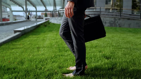 Impiegato Scalzo Piedi Sull Erba Relax Dopo Una Giornata Lavorativa — Foto Stock