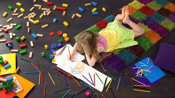 Miła Dziewczyna Przedszkola Rysunek Kolorowym Ołówkiem Papierze Leżąc Podłodze — Zdjęcie stockowe