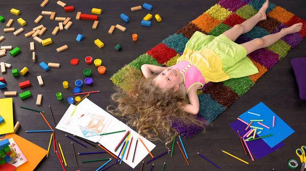 Rubia Rizada Niña Preescolar Acostada Alfombra Soñando Sonriendo Niño Feliz —  Fotos de Stock