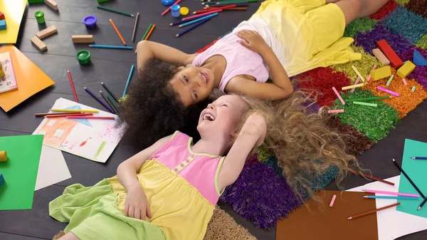 Afro American Caucasian Girls Lying Carpet Laughing Happy Childhood — Stock Photo, Image