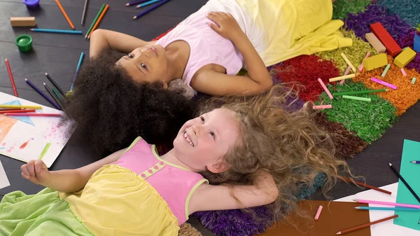 Két Aranyos Kislány Színes Szőnyeg Nevetve Élvezi Nyaralás — Stock Fotó