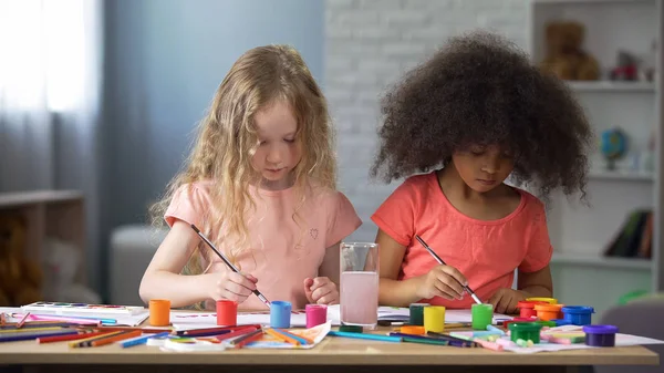 Amigos Multirraciales Concentrados Pintando Escuela Arte Educación Preescolar —  Fotos de Stock