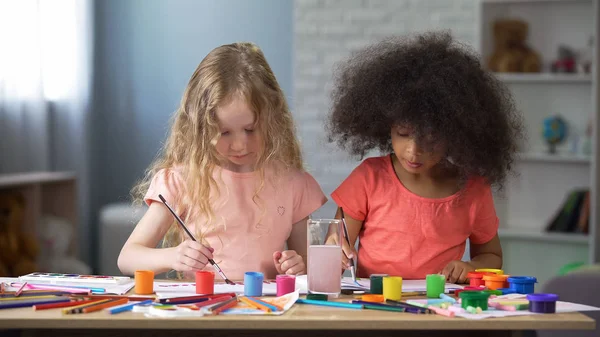 Två Bästa Fiends Målning Dagis Förskoleundervisning Kreativitet — Stockfoto