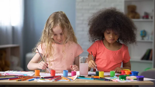 Europeiska Och Afrikanska Vänner Målning Lektion Barnklubb Kreativitet — Stockfoto