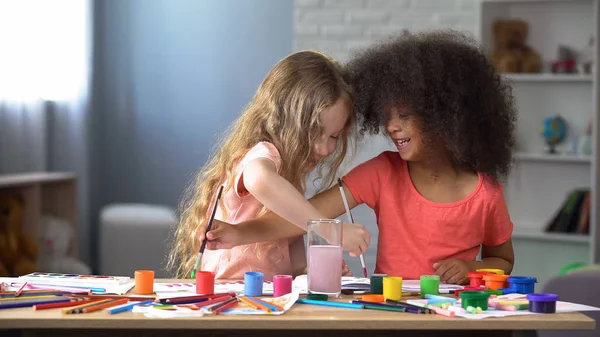 Amigos Multirraciais Felizes Pintando Com Aquarelas Jardim Infância Hobby — Fotografia de Stock