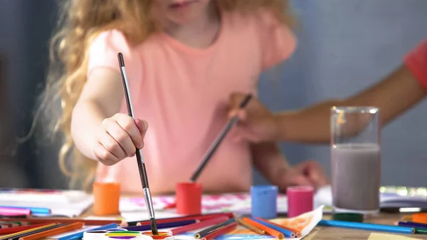 Festés Gouache Art Leckét Általános Iskolában Gyermekek Gyermekkori — Stock Fotó
