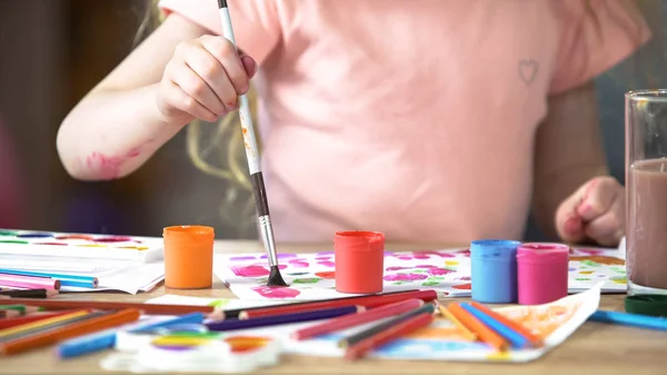 Petite Fille Peinture Tableau Avec Gouache Club Art Développement Créativité — Photo