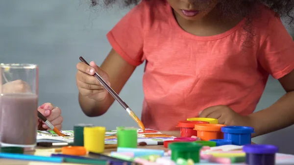 Liten Afro Amerikansk Jente Som Maler Bilde Kunstklubben Førskolen – stockfoto