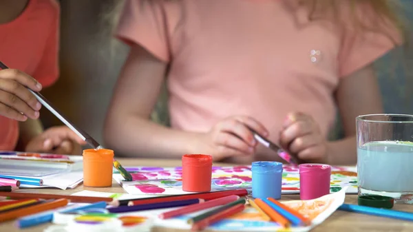 Guazzo Piedi Sul Tavolo Nella Scuola Arte Bambini Che Dipingono — Foto Stock