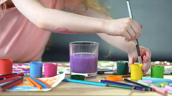 Crianças Aulas Pintura Clube Arte Menina Colocando Pincel Vidro Água — Fotografia de Stock