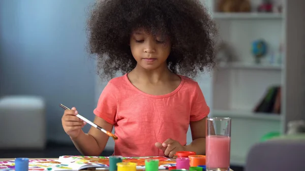 Pequeña Chica Africana Rizada Pintando Cuadro Sonriendo Feliz Infancia —  Fotos de Stock