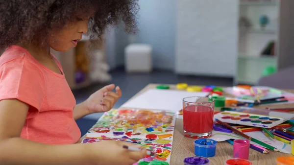 幼儿园穆拉托女孩绘画在幼儿园 休闲活动 创造性的孩子 — 图库照片