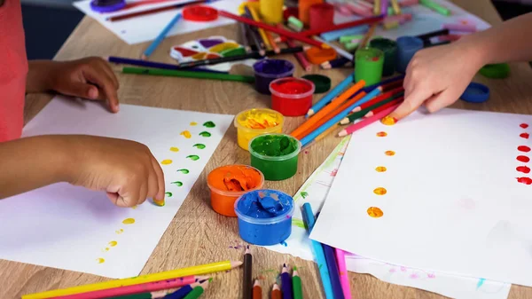 Barn Sätter Färgglada Prickar Papper Med Fingrar Måla Bild — Stockfoto