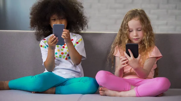 Two Girls Playing Games Smartphones Instead Playing Together Gadget Addiction — Stock Photo, Image