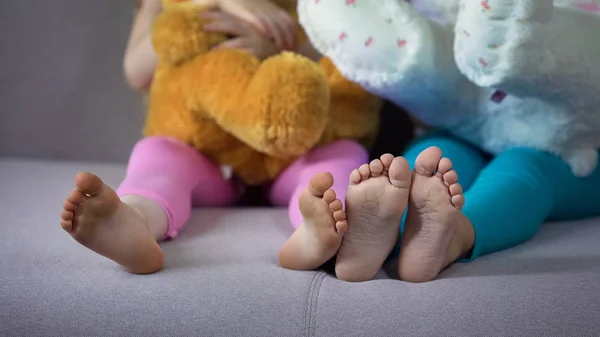 Kinder Füße Nahaufnahme Multiethnische Freunde Sitzen Auf Dem Sofa Und — Stockfoto