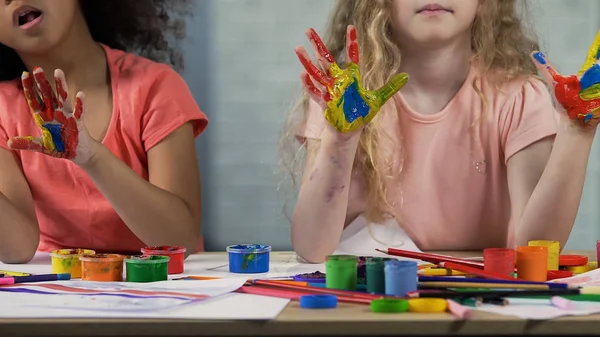 Adorable European African Girls Painted Palms Having Fun Workshop — Stock Photo, Image