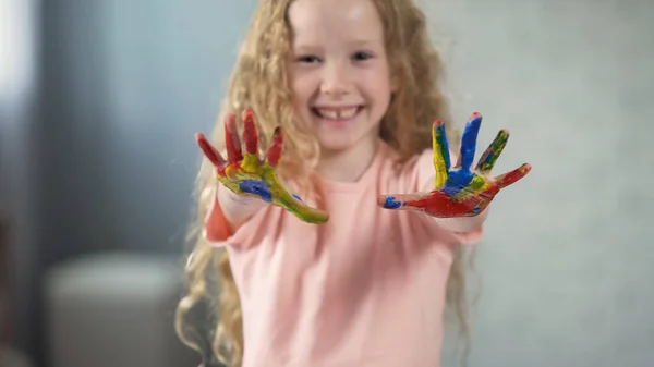 Boldog Lány Mosolyogva Kamera Nevetés Boldog Gyermekkor Festett Palms — Stock Fotó