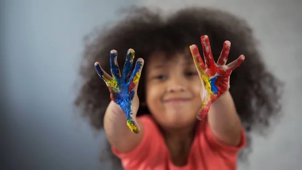 Gioiosa Bambina Africana Che Diverte Mostra Palme Dipinte Nella Fotocamera — Foto Stock