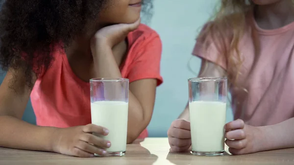 Мультиэтнические Дети Пьют Молоко Улыбаются Друг Другу Здоровое Питание — стоковое фото