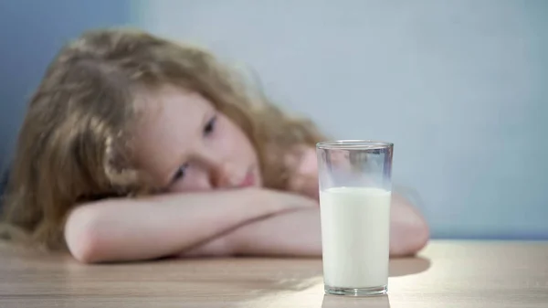 Ragazza Infelice Non Vuole Bere Latte Guardando Vetro Nutrizione Sana — Foto Stock