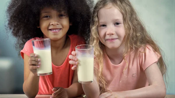 Adorables Niñas Africanas Caucásicas Sosteniendo Vasos Leche Alimentación Saludable —  Fotos de Stock