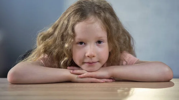 Kleines Kaukasisches Mädchen Das Allein Tisch Sitzt Und Die Kamera — Stockfoto