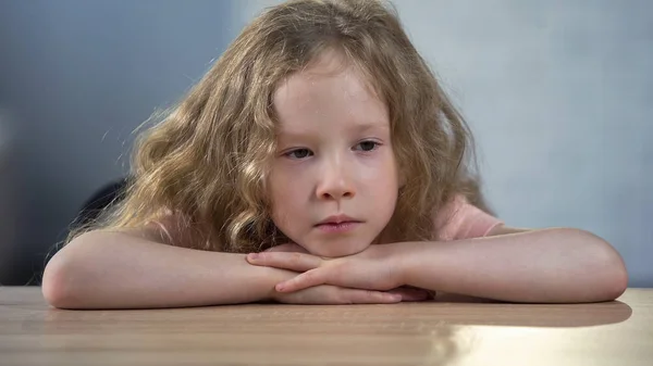 Μοναχικό Θλιβερή Κορίτσι Κάθονται Στο Τραπέζι Και Όνειρα Για Οικογένεια — Φωτογραφία Αρχείου