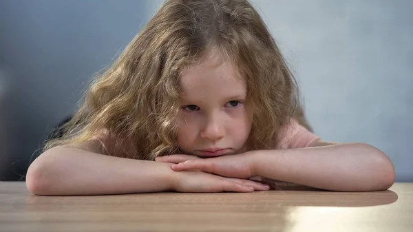 Triste Curly Punido Menina Sentado Sozinho Mesa Pensando Sobre Comportamento — Fotografia de Stock