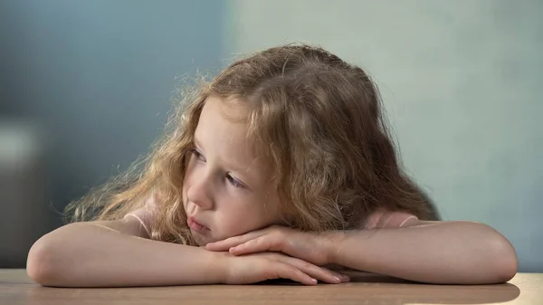 Preschool Girl Sitting Table Going Cry Children Abuse Loneliness — Stock Photo, Image