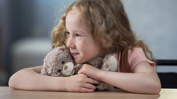 Little Smiling Girl Hugging Favorite Teddy Bear Sitting Table Happy — Stock Photo, Image