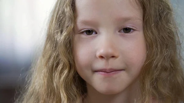 Забавная Маленькая Белая Девочка Смотрящая Камеру Детская Концепция Лицо Крупным — стоковое фото