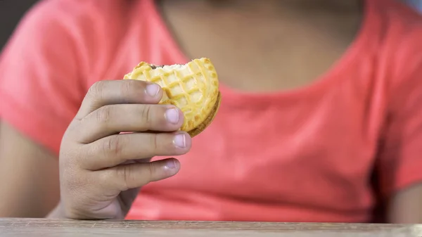 学龄前穆拉托女孩拿着甜饼干 不健康的营养 特写镜头 — 图库照片