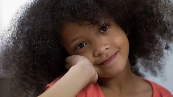 Афро Американських Красуню Позують Камери Посміхаючись Макро Щастя — стокове фото