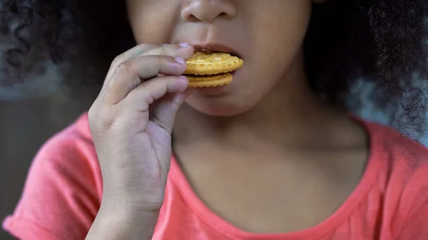 Roztomilý Afričan Americká Dívka Kousání Sladká Cookie Nezdravá Výživa Detail — Stock fotografie