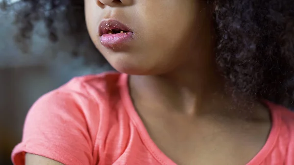 Губи Афро Американських Дівчина Покриті Cookie Крихти Нездорового Харчування — стокове фото