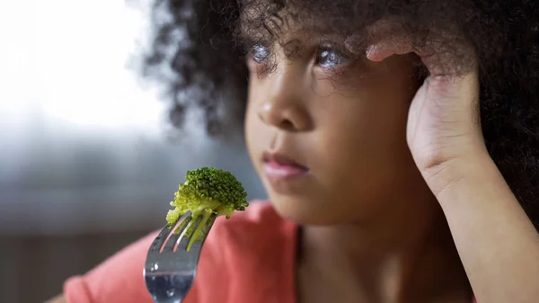 漂亮的穆拉托女孩拿着叉子与一块花椰菜上 不开胃的食物 — 图库照片